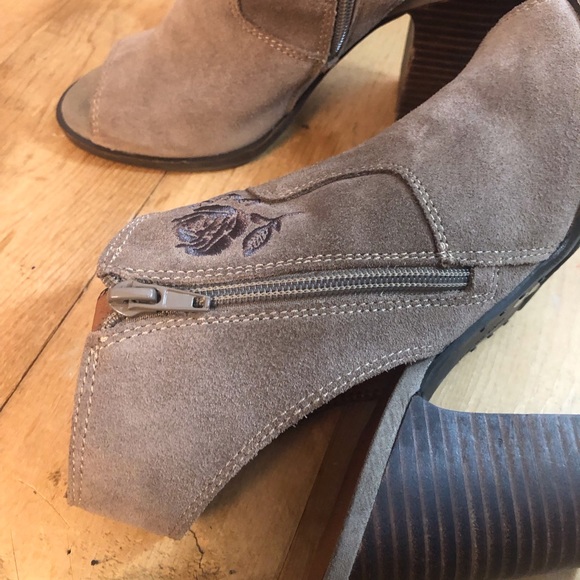 Women’s Lucky Brand Booties “Listana” Suede Embroidered Peep Toe SZ 8M EU 38 - Picture 2 of 11